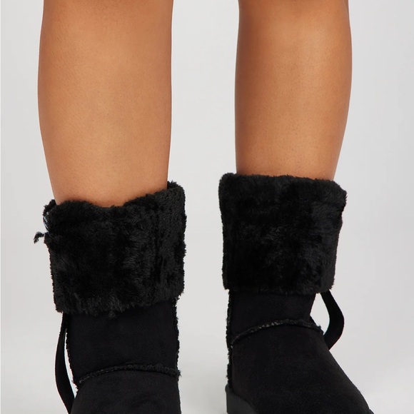 Fashion Nova Black Faux Fur Winter Boots - Picture 2 of 4